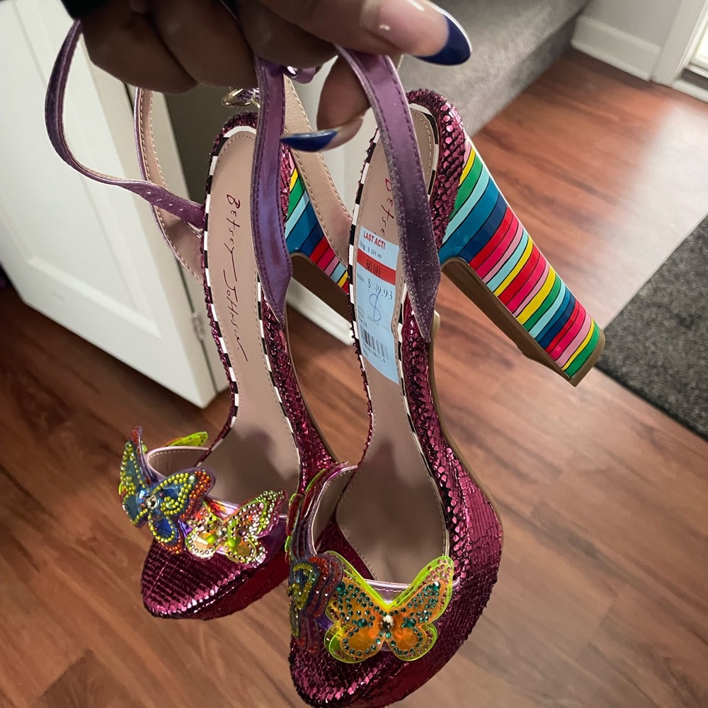 🦋 Beautiful Betsy Johnson Colorful Butterfly Embellished Women's Heels - Picture 2 of 8